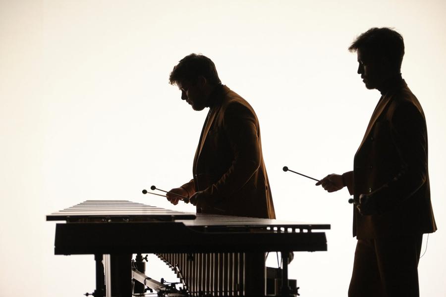 Due percussionisti in controluce alla marimba